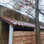 Houten schutting met afdak