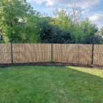 Tuin met aangelegd gras en afsluiting